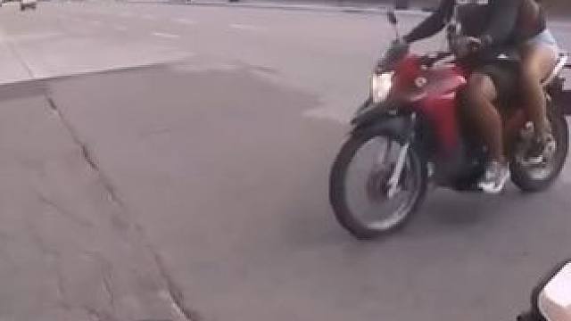 不是你小子不等红绿灯  一点都不合理  #机车 #操作有风险请勿模仿