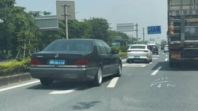虎头奔大哥
#我与汽车的日常 #dou是好车 #奔驰w140 #虎头奔 #w140
