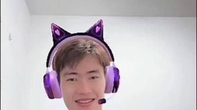 #王昶 #永远支持你#羽毛球运动员王昶  
这特效是让哥給玩明白啦直播满屏特效被特效闪到了哈哈