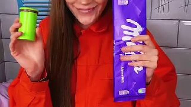 用妙计偷吃保安的巧克力，这手法简直太牛了！ #看一遍笑一遍 #老外真会玩 #哈哈哈皮一下 #哈哈哈哈