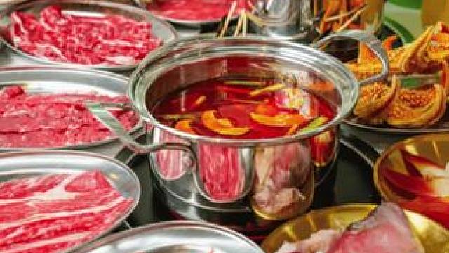 在海鲜大排档里涮火锅是种什么样的体验 #火锅 #海鲜 #好吃不贵经济实惠 #海鲜当然是现捞的最新鲜 