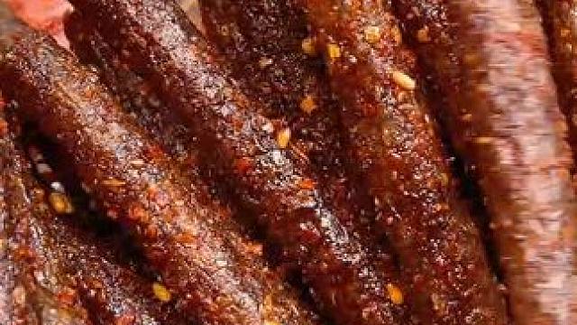 这个湖南的黑金辣条是真的好吃，吃起来麻麻辣辣的嚼劲十足，太上头啦#好吃到停不下来 #追剧小零食 #辣