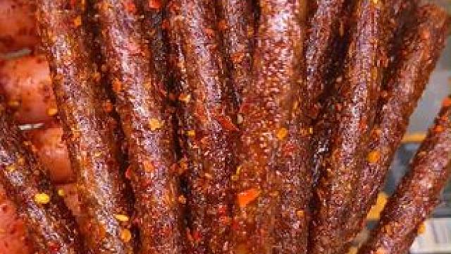 这个黑金辣条真的是又辣又辣，一口下去满嘴爆汁，嚼劲十足#好吃到停不下来 #辣条 #零食推荐