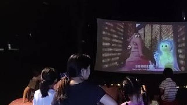 武汉市青山江滩露天电影放映 欢迎滴滴#武汉露营地推荐 #40度的高温天气 #武汉周末游玩好去处推荐 