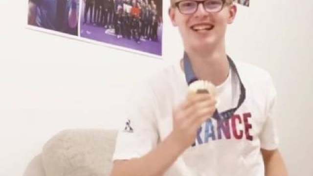 小布又可以拍一个情景剧了啊？哈哈两块铜牌啦