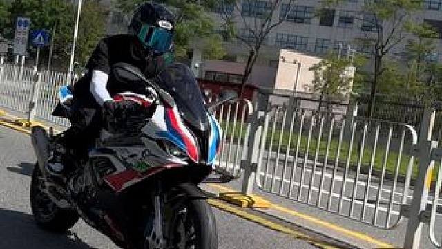 等咱有了钱，摩托买两台，骑一台，另外一台推海里去。#bmw #机车 #川崎h2 #m1000rr #