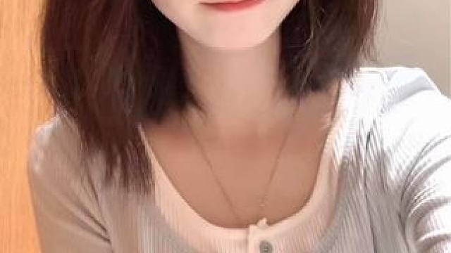 我是小学生，妈妈不让我在八点以后玩手机，所以八点以后我就不回消息了，但是想当我女朋友的可以发，我会和