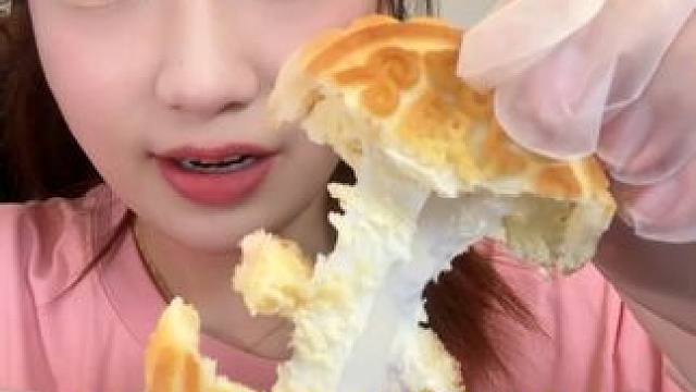 网上火的奶味零食真的好吃吗！ #甜品 #新疆美食 #奶皮子 #绿豆糕 #糕点