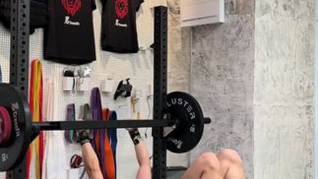 新买的瑞士杆 训练就是这样子，虽然我不爱卧推，但是因为有了新杆子我最近一定会经常练各种推的训练的。训