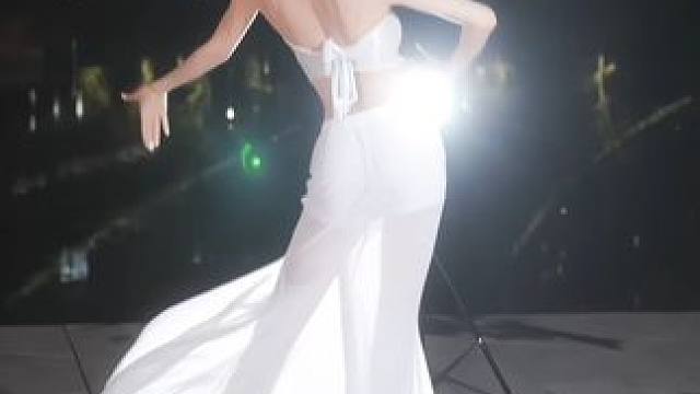 萤火虫也怕黑，便自己学会了发光#荷塘月色 #傣族舞 #卡点 #荷塘月色与民族舞的适配度