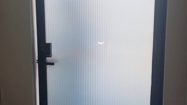 长虹玻璃门，波浪形也可以胶水粘贴