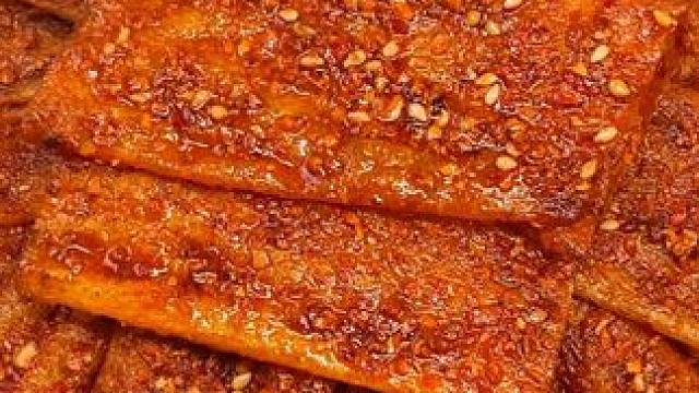 不得不说湖南做的辣条真的很绝，香香辣辣#爆好吃够绝味 #零食推荐 #馋哭隔壁小孩