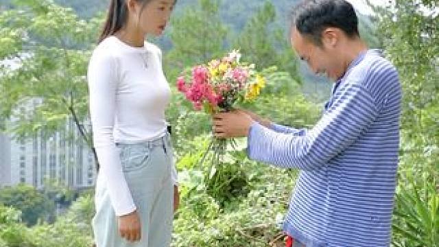 哪有女孩子不喜欢花的 #我的乡村生活 #邻里关系 #原创视频