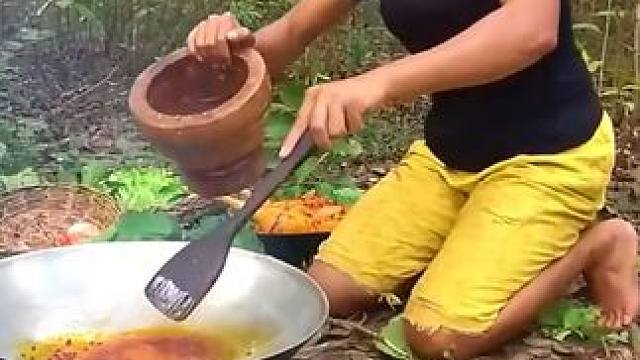 美味的烹饪章鱼咖喱辣蘑菇使用椰子水食谱 #热点 #荒野求生 #泰国主播吃美食视频