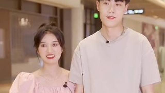 房东妈妈鼓励儿子大胆表白租客姐姐是一种什么样的感觉#街头采访 #高甜来袭 #情侣 #甜甜的恋爱 #脱