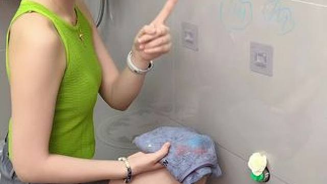 #可伸缩拖鞋架   凉鞋拖鞋用它收纳不占空间，还能当个#可伸缩毛巾架  使用，卫生间干净整洁多了#免