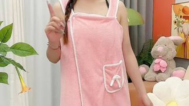 可以穿在身上的浴巾真的太方便了 洗完澡只要往身上一披就可以了，吸水性很好 穿着也很舒服还能当个#家居