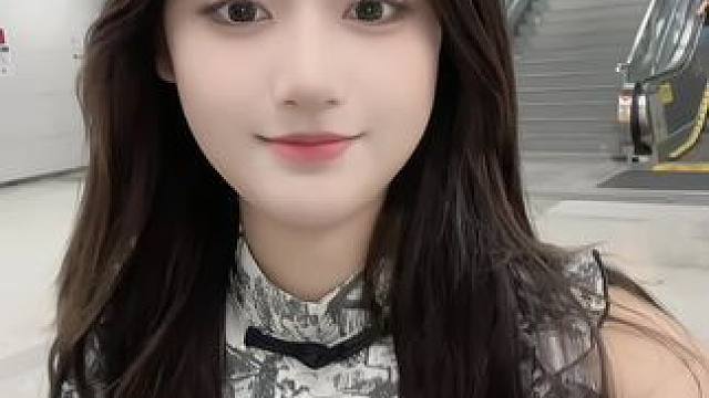 #甜妹出击 #手势舞 #笨蛋美女 #甜妹手势舞 #你看镜头的那瞬间有点甜 浅跳一下