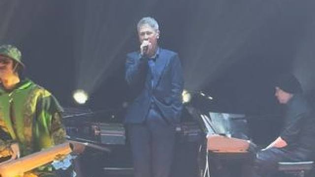 西装单手插兜，大佬也太帅了吧，#陈奕迅宁波演唱会 #大佬Jerald