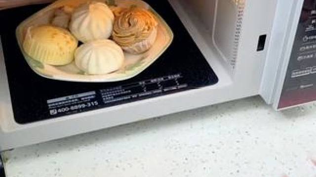 在家经常使用微波炉热菜，热馒头的，就用这款微波炉专用加热蒸笼，底部可以加水，热出来的菜不会很干，热出