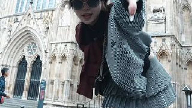 “ 幸福不该是悬在终点处的奖赏
它是道路中偶然乍现的光亮！”