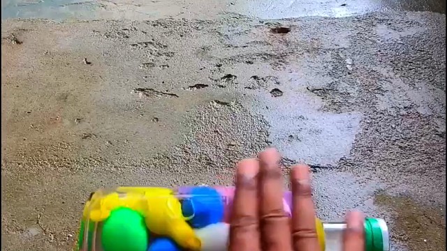 楼梯滚瓶子爆破解压时刻