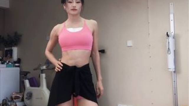 运动时穿紧身瑜伽服怕尴尬的 可以系上这条一片裙 不规则好穿时尚又好看！#健身穿搭#遮肉显瘦#防走光