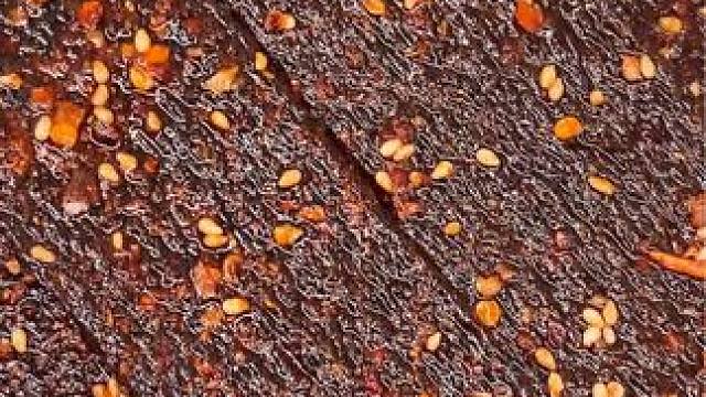 喜欢吃麻辣的一定不要错过这个黑金辣条，又麻又辣的一口下去满嘴爆汁#好吃到停不下来 #无辣不欢 #辣条