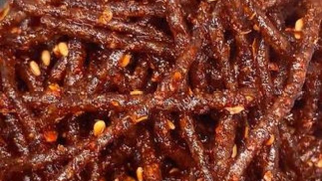 一口下去麻麻辣辣的满嘴爆汁，真的太上头了#好吃到停不下来 #妈呀太香了 #零食推荐 #无辣不欢