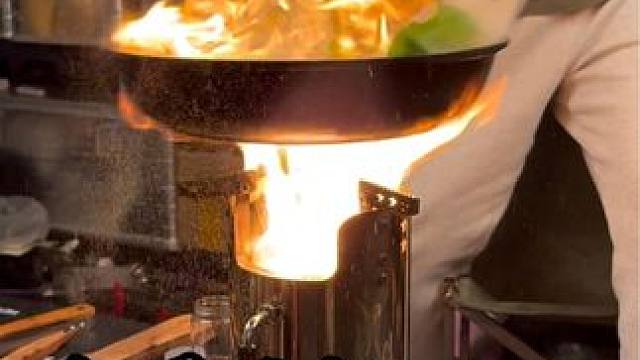 内置风机，柴火炉，火力更猛，可烧各种燃料，#户外露营 #多功能柴火灶 #柴火炉 #户外野炊