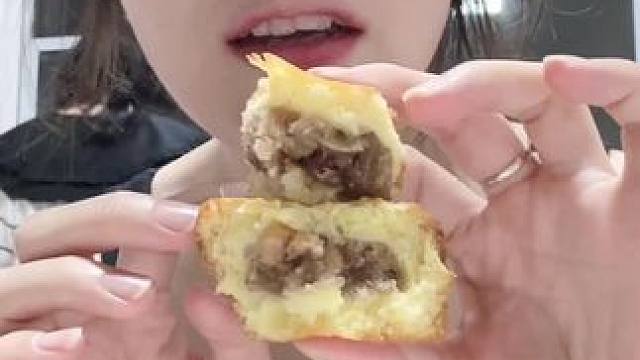 现做现发，今天拍明天发，老人孩子都爱吃 #蛋月烧软皮月饼 #蛋月烧月饼绵软不粘腻太好吃了 #蛋月烧 