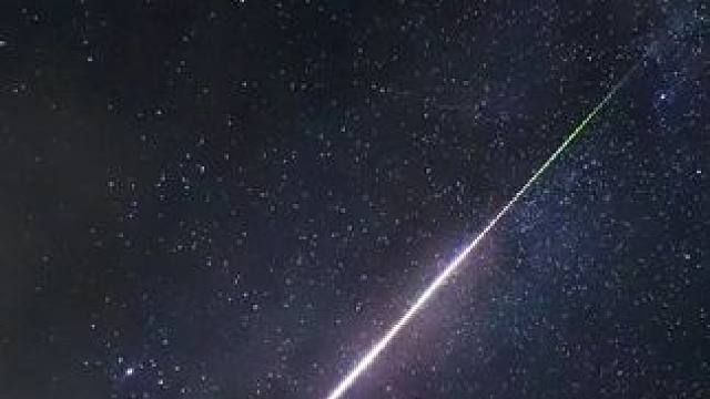 不必借光而行，你我亦是星辰。#星空 #夜爬 #满天星辰 #保持热爱奔赴山海