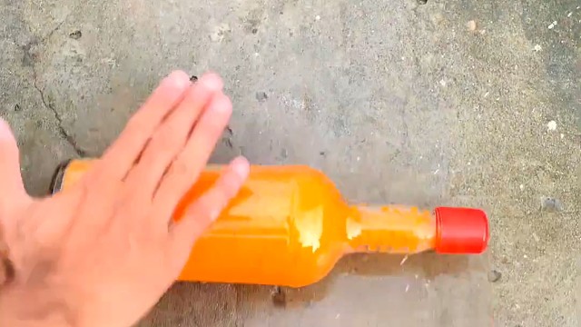 楼梯滚瓶子爆破解压时刻