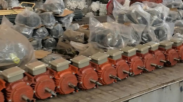 脚下的路无论曲折平坦，认定了别回头迈开步子向前走。