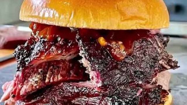 今日午餐：牛肉汉堡！ #新鲜出炉 #舌尖美味 #美食分享一下 #汉堡