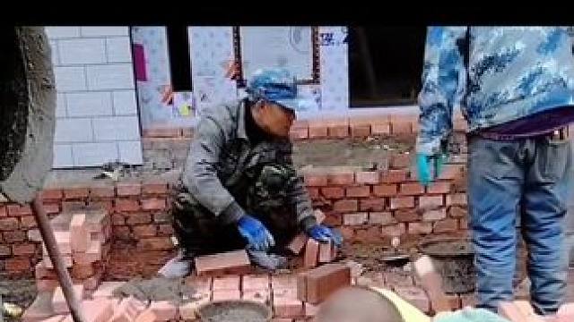 铲子的用法中国人VS外国人 中国人：铲子太好用了，生活中离不了；外国人：中国的铲子太好用了，比我家的