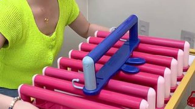 #可伸缩拖鞋架   凉鞋拖鞋用它收纳不占空间，还能当个#可伸缩毛巾架  使用，卫生间干净整洁多了#免