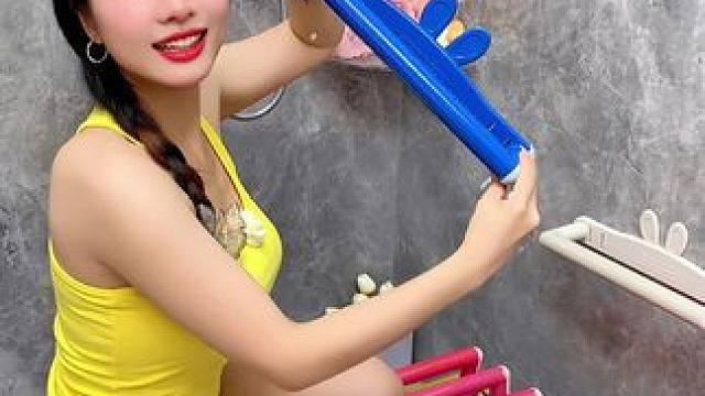 #可伸缩拖鞋架   凉鞋拖鞋用它收纳不占空间，还能当个#可伸缩毛巾架  使用，卫生间干净整洁多了#免