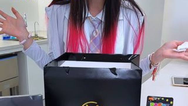 这家渐变色小熊蛋糕我见过外形差不多的但口味上没有平替，里面的材料用的都是特别有名的#上海之夏 #周末