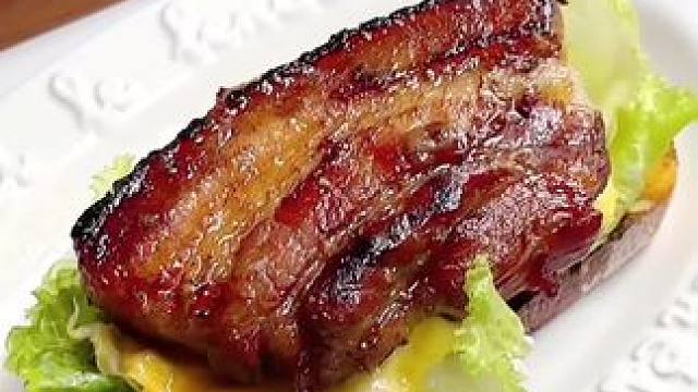 早餐｜五花肉嫩煎蛋开放三明治和希腊酸奶蓝莓开放三明治#我的厨房日记 #好好吃饭好好生活 #治愈系美食