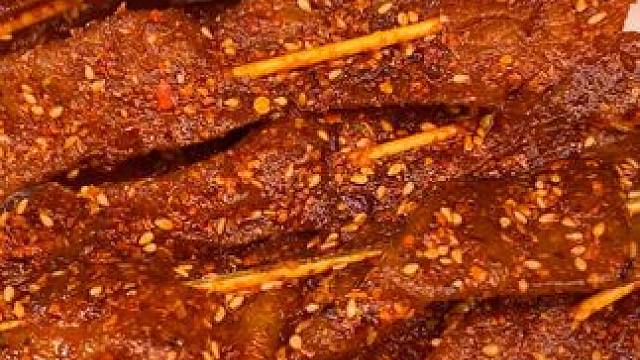 每一根都是用签子串起来的，吃起来很方便，不会脏水#妈呀太香了 #解馋 #哇又便宜又好吃 #追剧小零食