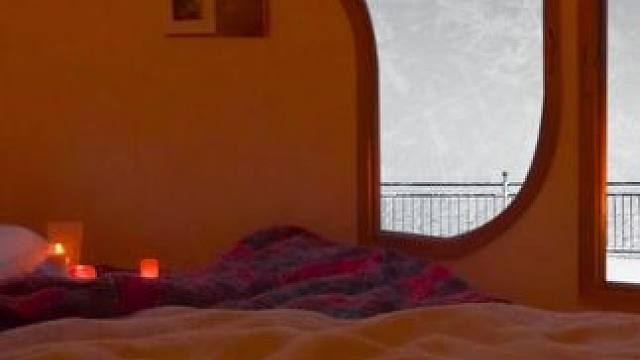 被风雪冰冻的世界里，住在一间舒适小屋，咆哮的风雪声，放松入眠 #白噪音 #助眠声音 #睡眠音乐 #助