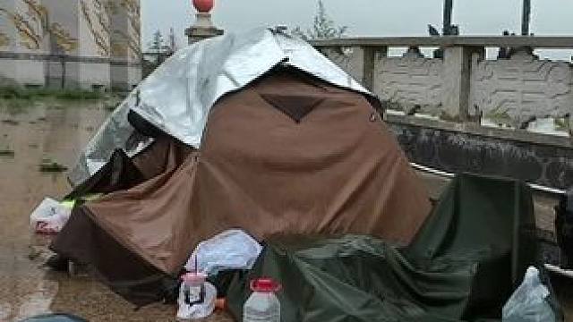 好好的在路边搭帐篷做着饭，突然大风大雨来袭，淋的有点措手不及#骑行vlog #户外露营 #大雨 #让