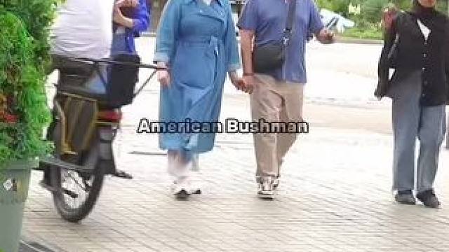 恶作剧结果激怒了一个女人#街头恶作剧 #看一次笑一次