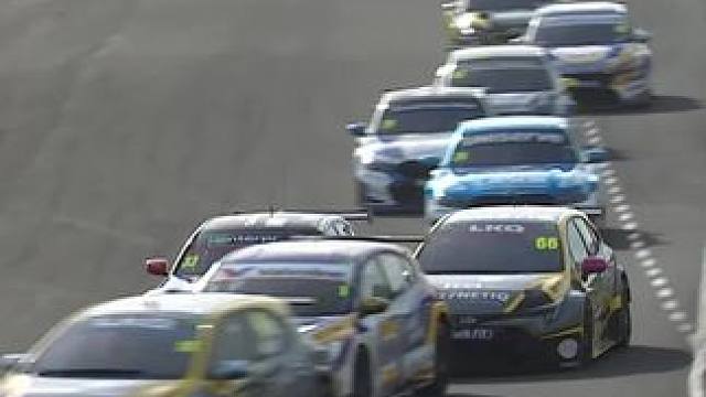 不服就是干，终究是没干过宝马。BTCC英国房车锦标赛#专业车手 #弯道快才是真的快 #赛车 #比赛现