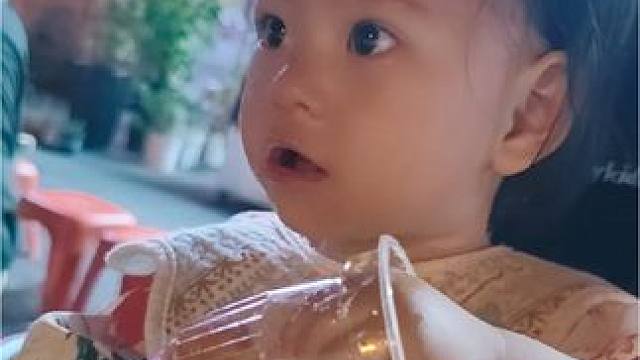 乖乖干饭#又是被女儿治愈的一天 #被你萌化了 #萌到爆炸了 #萌宝小吃货 #骗你生女儿