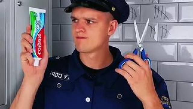 保安被美女用牙膏套路，结局让人万万想不到！ #看一遍笑一遍 #老外真会玩 #这操作都看傻了 #意想不