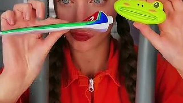 藏在牙膏里面的秘密，没想到最后全都是套路！ #看一遍笑一遍 #老外真会玩 #这操作都看傻了 #意想不