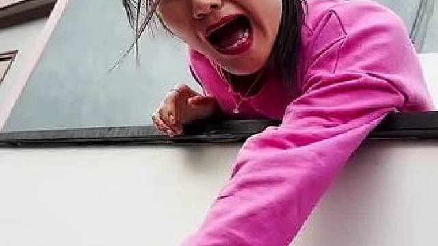 美女的棉花糖突然掉落，老公一招机智化解！ #看一遍笑一遍 #意想不到的结局 #这操作都看傻了 #哈哈