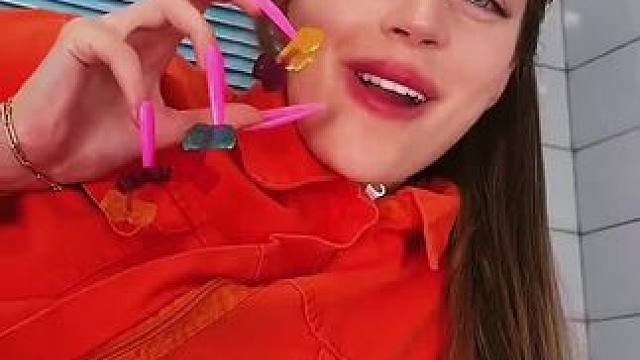 用美甲辅助偷吃保安软糖，这招数简直太牛了！ #看一遍笑一遍 #老外真会玩 #这操作都看傻了 #哈哈哈